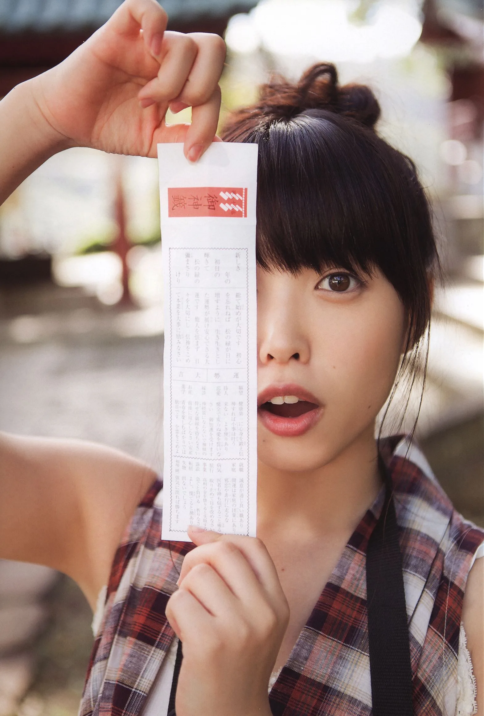 Saki Nakajima, thành viên nhóm ℃-ute, trong cuốn photobook "N20" của cô. - 46