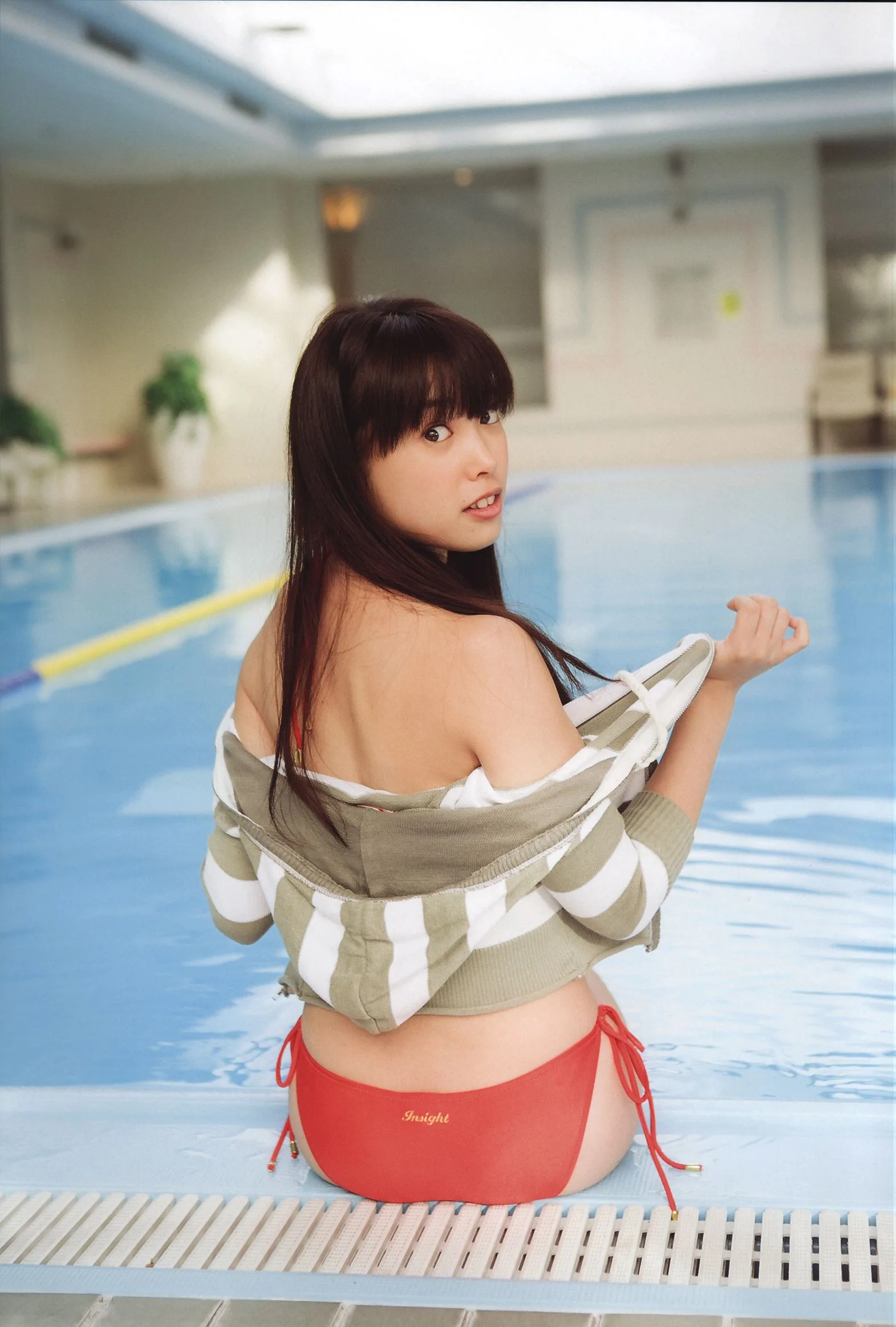 Saki Nakajima, thành viên nhóm ℃-ute, trong cuốn photobook "N20" của cô. - 26