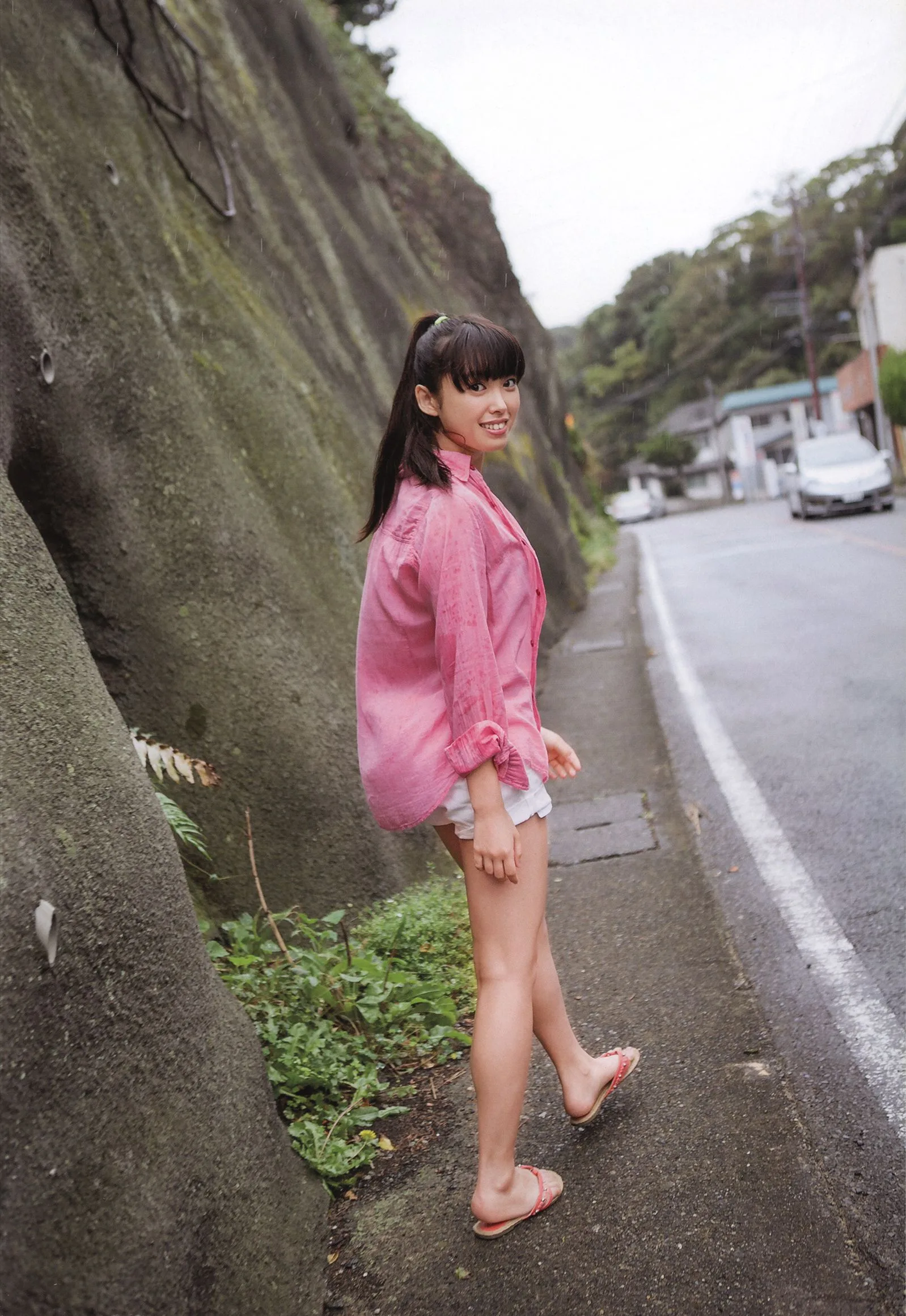 Saki Nakajima, thành viên nhóm ℃-ute, trong cuốn photobook "N20" của cô. - 3